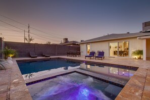 Outdoor pool, a heated pool - ☆ Heated Pool & Spa! Putting Green! Pool Table! Ping Pong! The Sweet Life ☆ (Scottsdale)