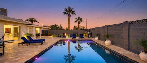 Utomhuspool och uppvärmd pool