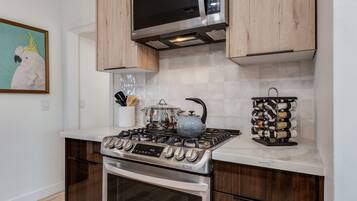 Frigorífico, microondas, horno y placa de cocina