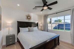 4 Schlafzimmer, Schreibtisch, Bügeleisen/Bügelbrett, Reisekinderbett