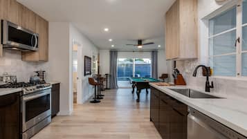 Frigorífico, microondas, horno y placa de cocina