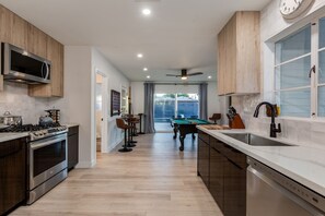 Fridge, microwave, oven, stovetop - ☆ Heated Pool & Spa! Putting Green! Pool Table! Ping Pong! The Sweet Life ☆ (Scottsdale)
