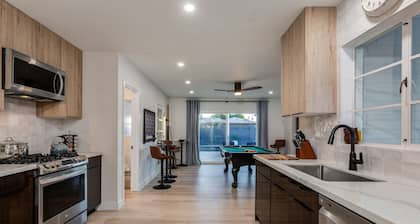☆ Heated Pool & Spa! Putting Green! Pool Table! Ping Pong! The Sweet Life ☆