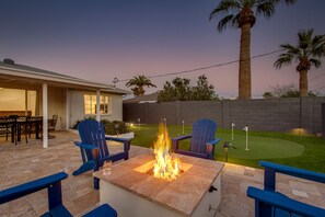 Property grounds - ☆ Heated Pool & Spa! Putting Green! Pool Table! Ping Pong! The Sweet Life ☆ (Scottsdale)