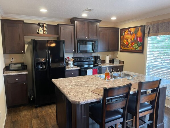 Fridge, microwave, oven, stovetop - RANCHO LOS PINOS POOL TIKI/Private backyard & boat parking to have fun and relax (Clewiston)