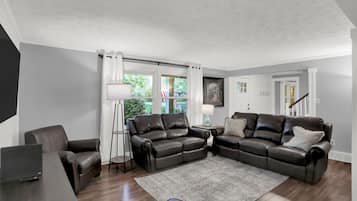 Smart-TV, Kamin, Tischtennisplatte