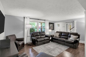 Smart TV, chimenea y tenis de mesa