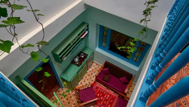 Una habitación con sofá, sillón, una mesita y ventana con vistas.