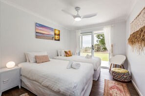 3 bedrooms, iron/ironing board, free WiFi, bed sheets - PERFECTLY STYLED BEACH HOUSE WITH NEWLY RENOVATED BALCONY (Broadwater)