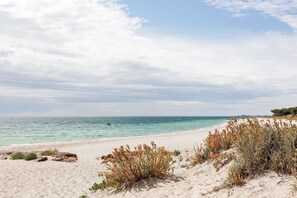 On the beach - PERFECTLY STYLED BEACH HOUSE WITH NEWLY RENOVATED BALCONY (Broadwater)