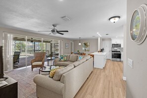 Interior - 5 minutes to open water and SW Florida's Sunsets - sleeps up to 8 people! (Cape Coral)