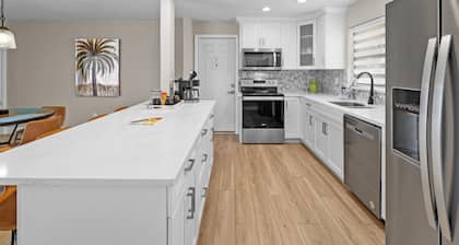 5 minutes to open water and SW Florida's Sunsets - sleeps up to 8 people!