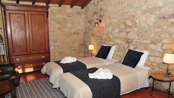 4 bedrooms, desk, free WiFi, bed sheets