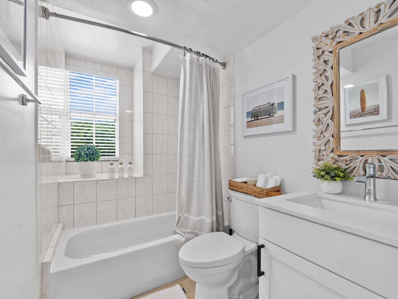 Une salle de bain moderne avec une baignoire, des toilettes et un lavabo.