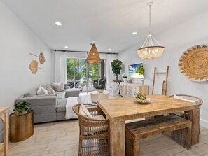 Una Smart TV, un futbolín