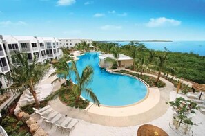 A heated pool - Beautiful Oceanside Mariner`s 3 Bedroom Townhome (Key Largo)