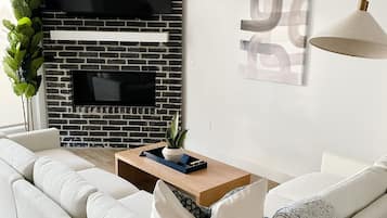 Smart TV y chimenea