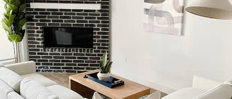 Smart TV, fireplace