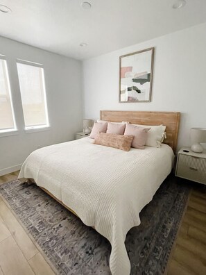 3 habitaciones, escritorio y tabla de planchar con plancha 