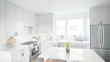 Refrigerador, microondas, horno y parrilla de estufa