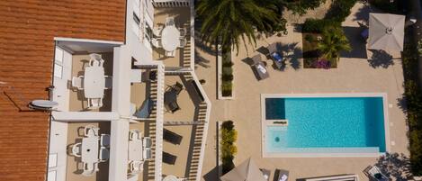 Utomhuspool och uppvärmd pool