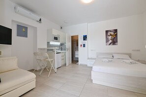 In-room safe, iron/ironing board, free WiFi, bed sheets - Triple Studio, Outdoor Pool, City Center, Patio (Novalja)