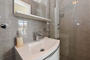Bathtub, hair dryer, towels, soap - Triple Studio, Outdoor Pool, City Center, Patio (Novalja)