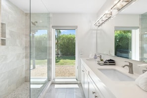 Combined shower/tub, hair dryer, towels