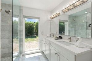 Ensemble baignoire-douche, séchoir à cheveux, serviettes fournies