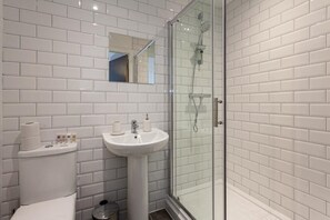 Douche, sèche-cheveux, serviettes fournies