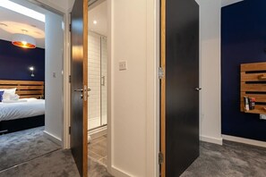 2 habitaciones, tabla de planchar con plancha, wifi y ropa de cama 