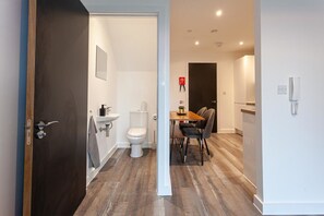 Shower, hair dryer, towels, shampoo - Superb 2 Bed Apartment, 5min to Old Trafford (Manchester)