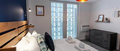 2 habitaciones, tabla de planchar con plancha, wifi y ropa de cama