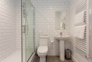 Shower, free toiletries, hair dryer, towels - Bright Contemporary 2BED Apartment by Old Trafford (Manchester)