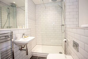 Shower, free toiletries, hair dryer, towels - Super 2 Bed Apartment Close to Victoria Station (Manchester)