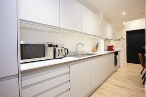 Fridge, microwave, oven, stovetop - Super 2 Bed Apartment Close to Victoria Station (Manchester)