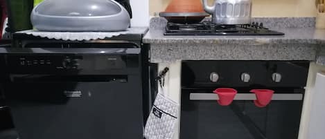 Frigorifero, forno, piano cottura, lavastoviglie