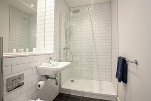 Douche, articles de toilette gratuits, sèche-cheveux