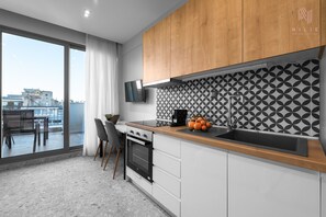 Deluxe-huoneisto | Yksityinen keittiö | Jääkaappi, uuni, kahvin-/teenkeitin