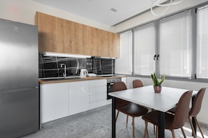 Deluxe-Apartment | Eigene Küche | Kühlschrank, Ofen, Wasserkocher mit Kaffee-/Teezubehör