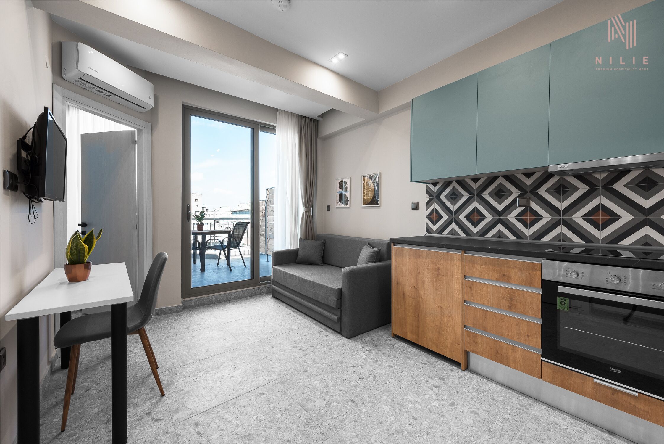 Jääkaappi, uuni, kahvin-/teenkeitin