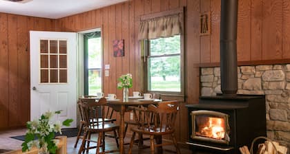 Cabin with Kitchen, Whirlpool Tub & Bonfire Pit Near Starved Rock State Park