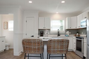 Jääkaappi, mikroaaltouuni, uuni, astianpesukone