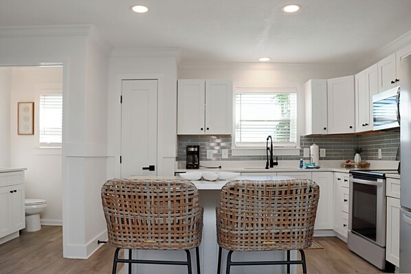 Kühlschrank, Mikrowelle, Ofen, Geschirrspüler