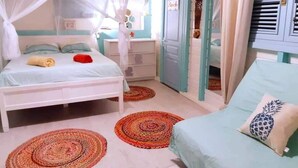 Une chambre à coucher avec un lit, une table de chevet et une chaise. On y trouve une porte avec une pancarte, une fenêtre avec des stores et une étagère fixée au mur.