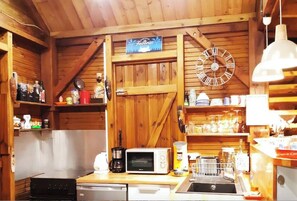 Kylskåp, mikrovågsugn, ugn och kaffe- och tebryggare
