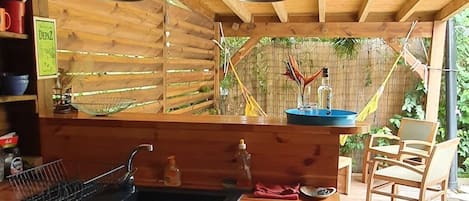 Kühlschrank, Mikrowelle, Ofen, Wasserkocher mit Kaffee-/Teezubehör