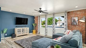 Smart TV, caminetto, libri, stampante