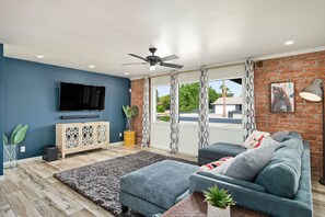 スマートテレビ、暖炉、書庫、プリンター