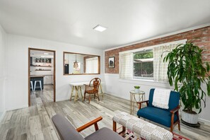 スマートテレビ、暖炉、書庫、プリンター